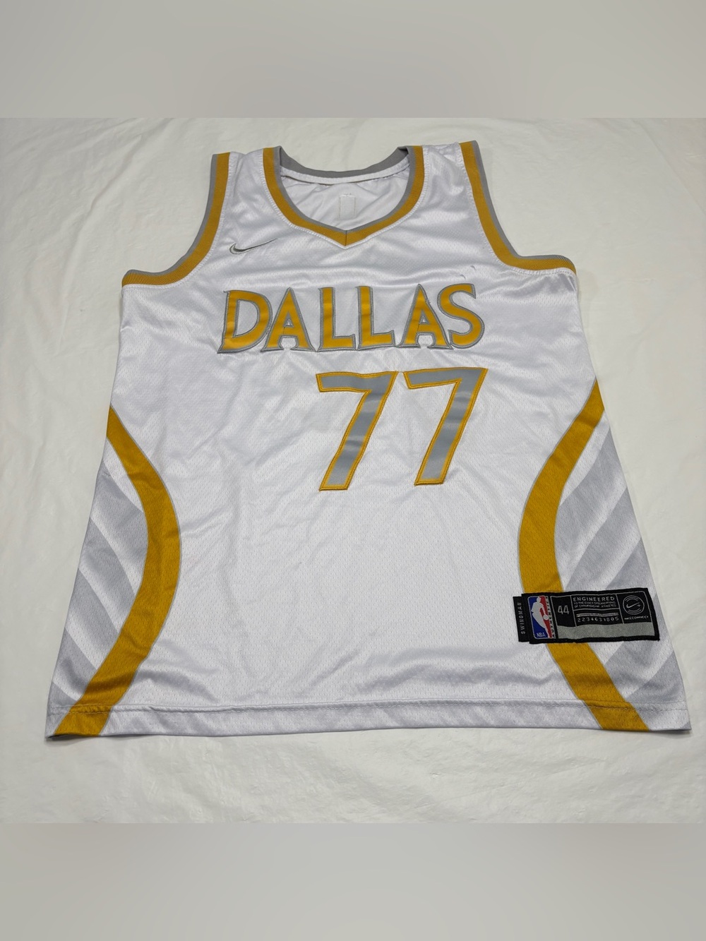 Dallas Mavericks Luka Doncic #77 Jersey Men’s 44 Medium